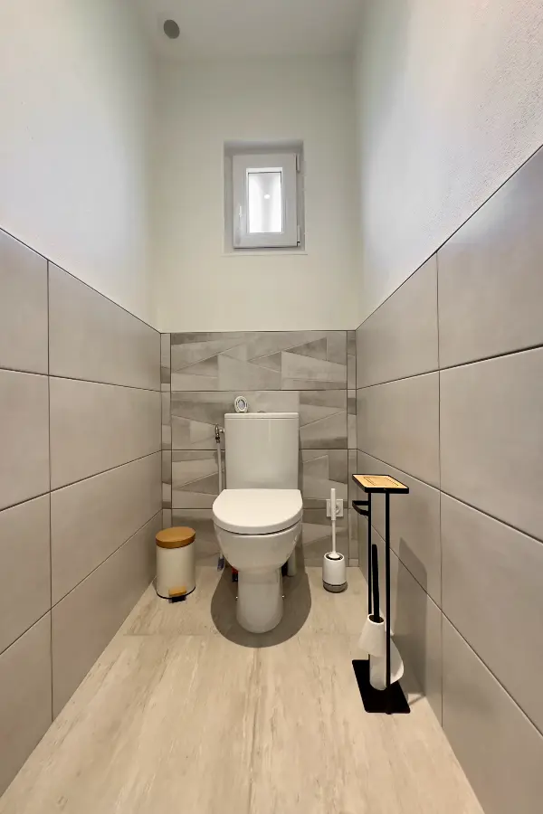 Toilettes du Gîte Jeandrée avec piscine à Vitrac en Périgord