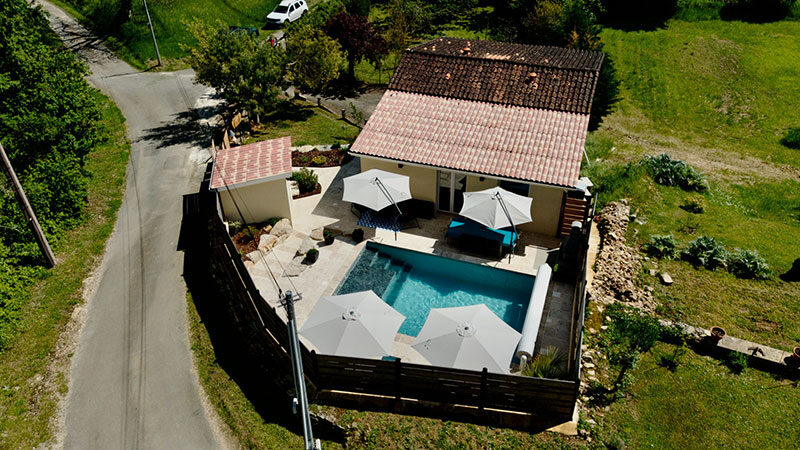 galerie-gite-jeandree-exterieurs-drone-03 Cuisine du Gîte Jeandrée avec piscine à Vitrac en Périgord
