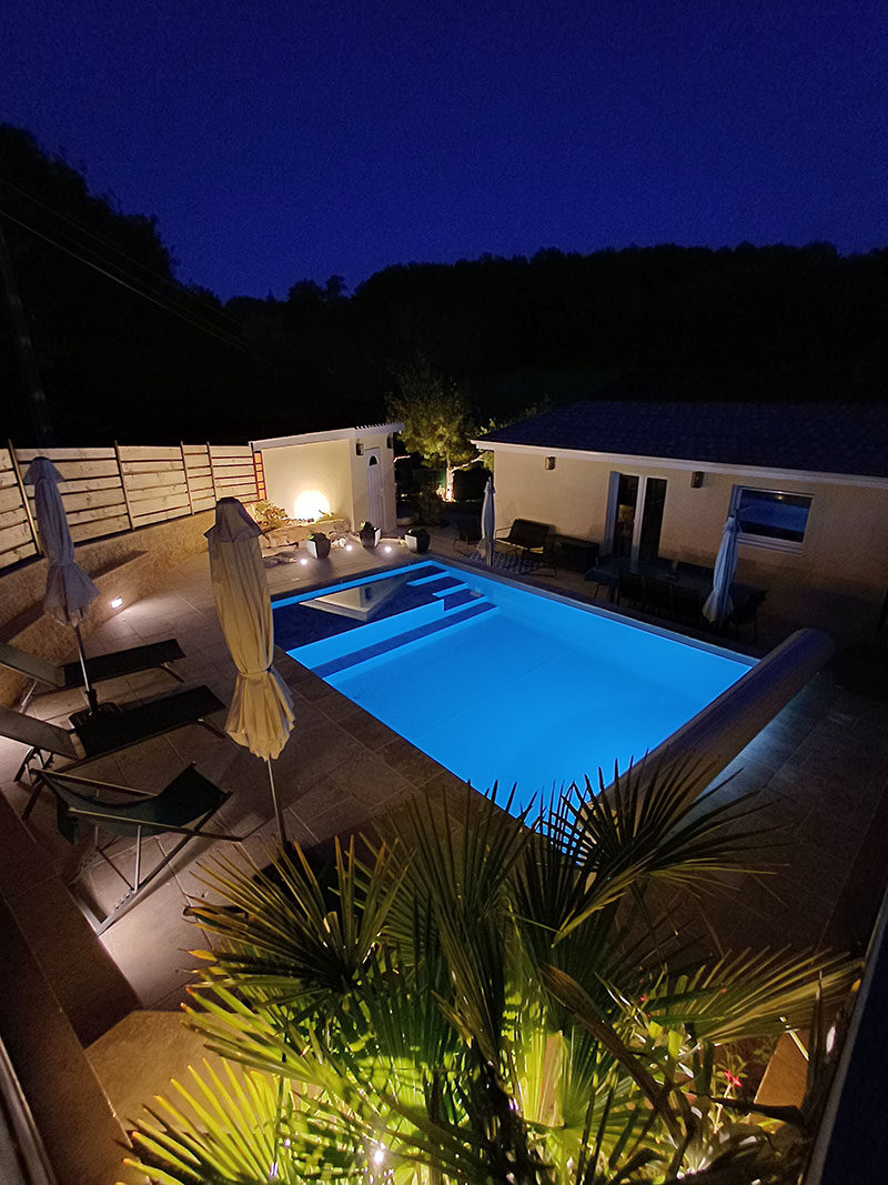 galerie-piscine-nuit-2 Jeux de société du Gîte Jeandrée avec piscine à Vitrac en Périgord