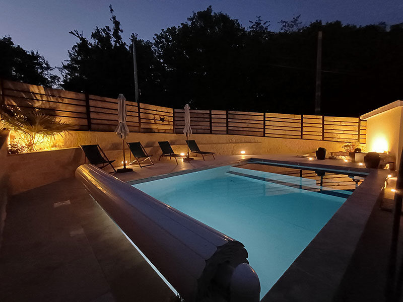 galerie-piscine-nuit Toilettes du Gîte Jeandrée avec piscine à Vitrac en Périgord
