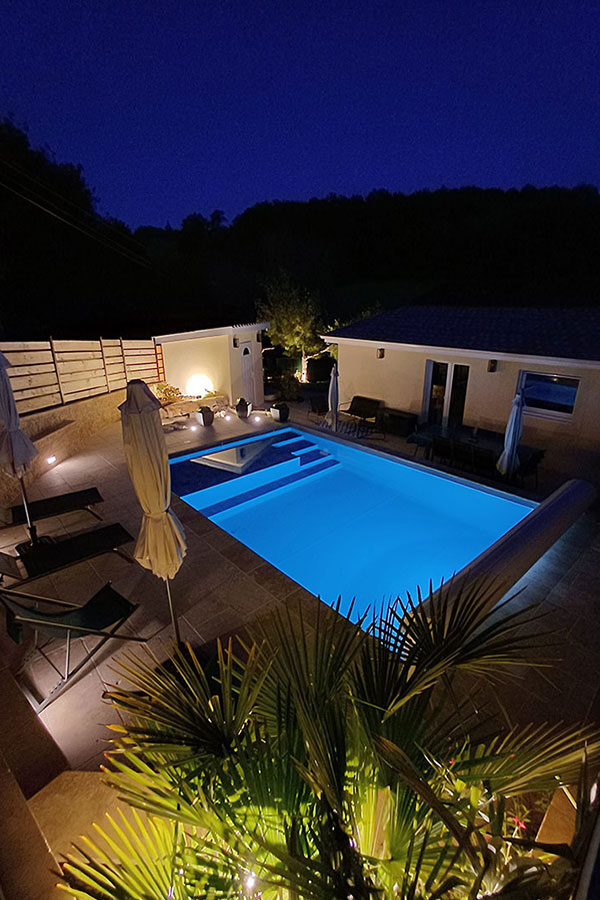 gite-jeandree-piscine-nuit
