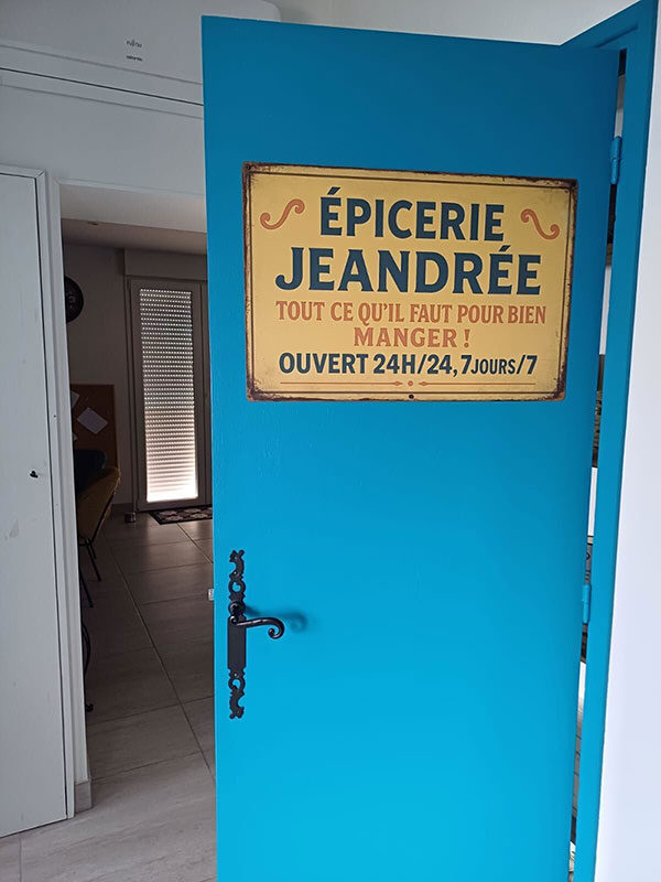 Salle d'eau du Gîte Jeandrée avec piscine à Vitrac en Périgord